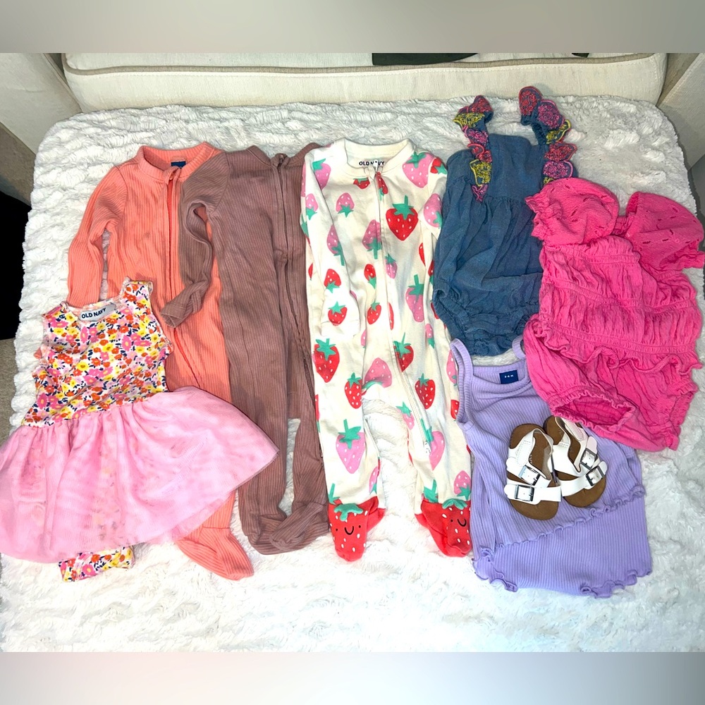 Old Navy Bundle: 8 pieces of 3-6 month